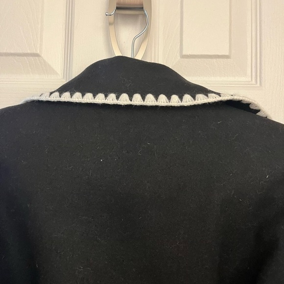 Chic Black Coat with White Trim - Picture 10 of 10